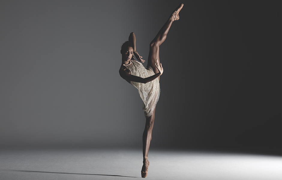 Company Dancer Adji Cissoko en pointe