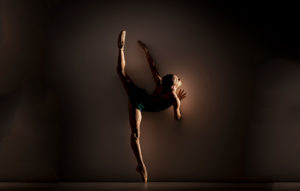 Company Dancer Kara Wilkes en pointe in attitude derriere