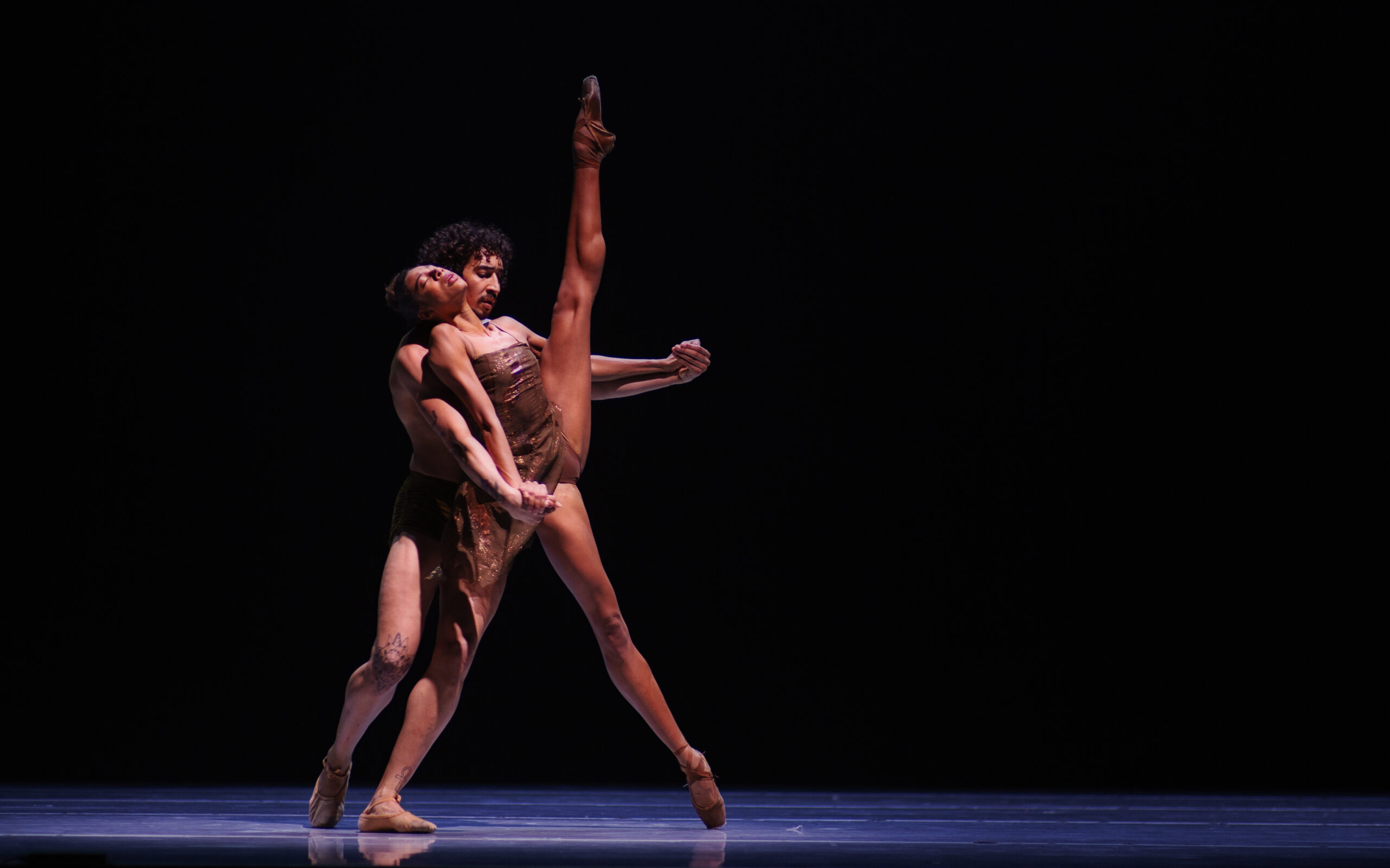 Alonzo King LINES Ballet artists Adji Cissoko (en pointe) and Shuaib Elhassan performing Alonzo King's "Deep River" on stage