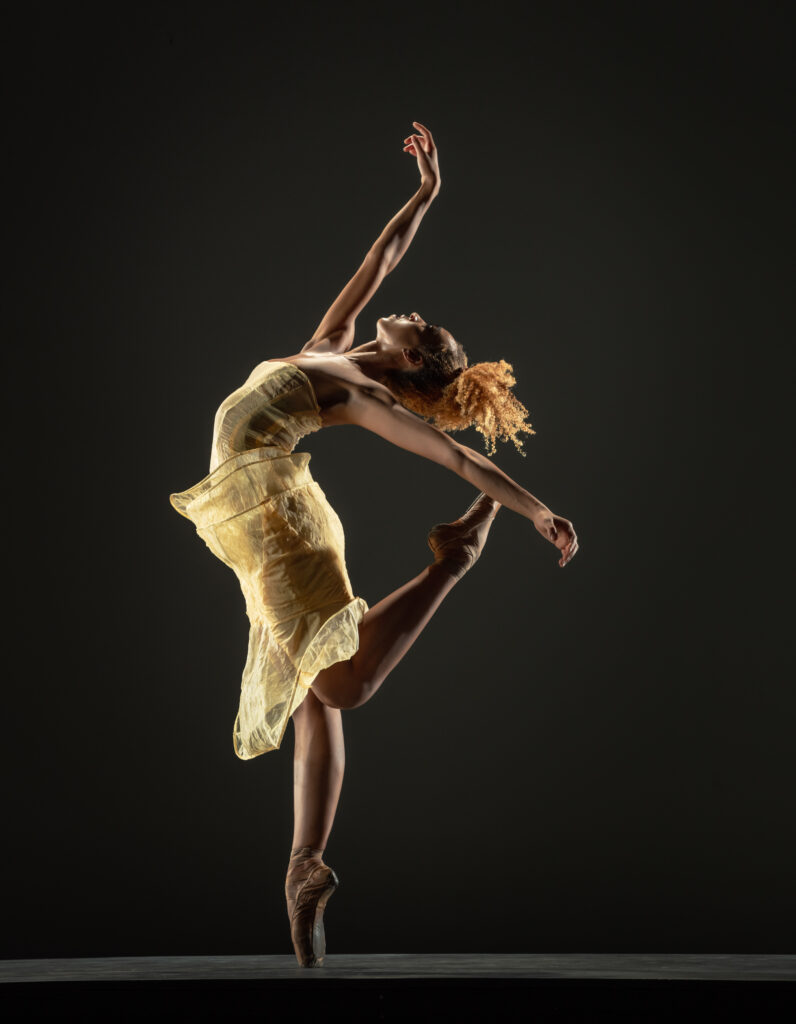 Alonzo King LINES Ballet company dancer Marusya Madubuko dancing en pointe