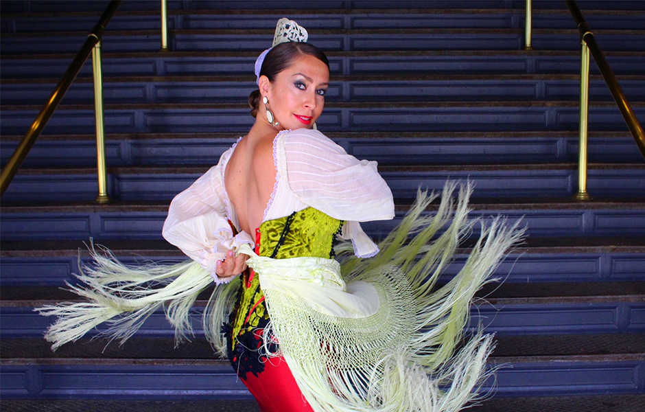 Tachiria with a green shawl dancing.